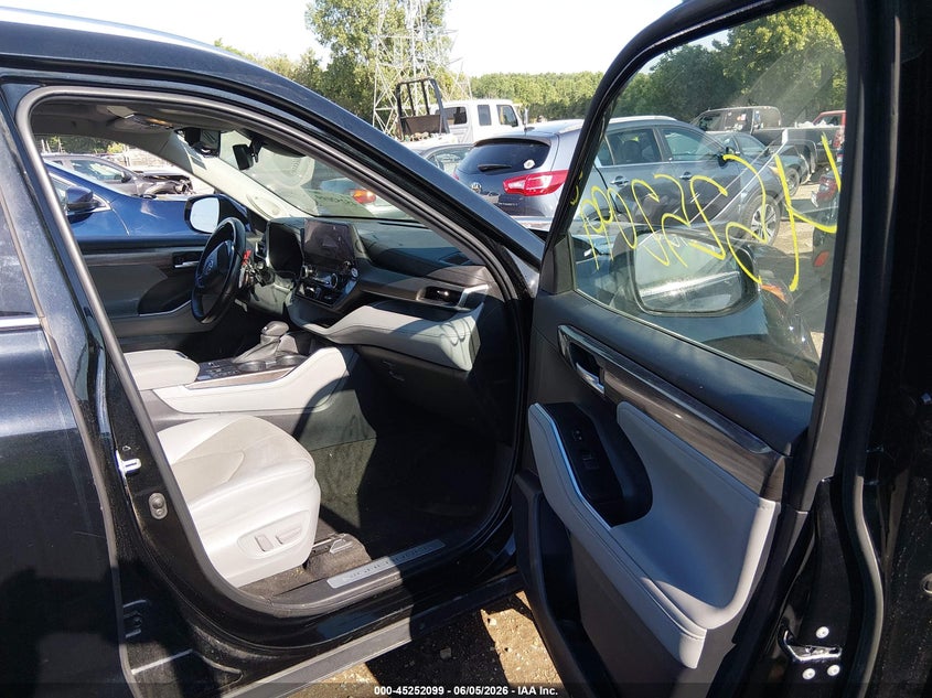 2023 Toyota Highlander VIN 5TDXBRCH7PS582913 IAAI salvage auction — FRONT END, Salvage Title, sold $13,200 on 2026-07-22 (photo 5)