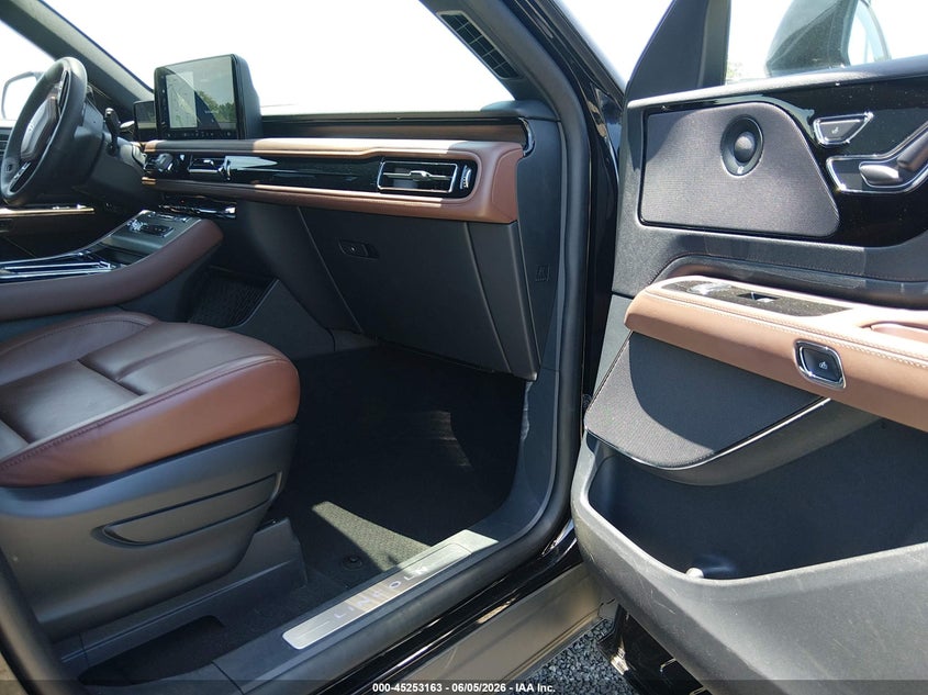 2025 Lincoln Aviator VIN 5LM5J7XC6SGL06425 IAAI salvage auction — REAR END, Salvage Title, sold $29,000 on 2026-08-31 (photo 5)