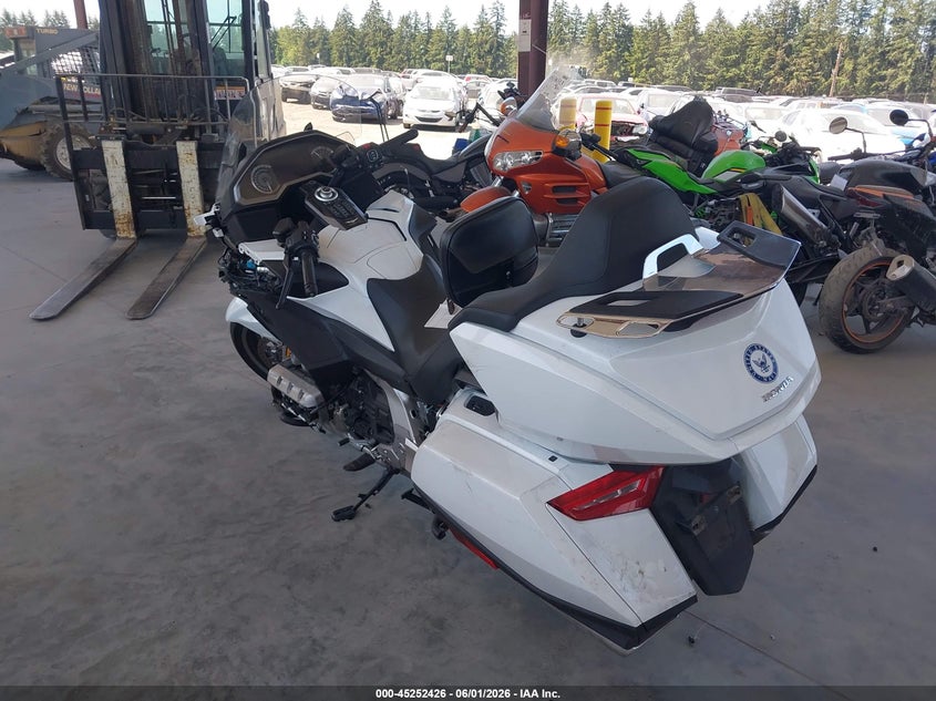 2018 Honda Gl1800c VIN JH2SC7909JK001866 IAAI salvage auction — LEFT & RIGHT, Salvage Title, sold $8,350 on 2026-07-15 (photo 3)