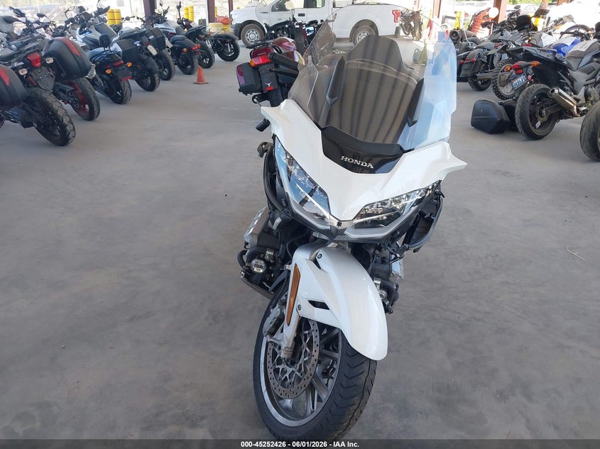 2018 Honda Gl1800c VIN JH2SC7909JK001866 IAAI salvage auction — LEFT & RIGHT, Salvage Title, sold $8,350 on 2026-07-15 (photo 5)