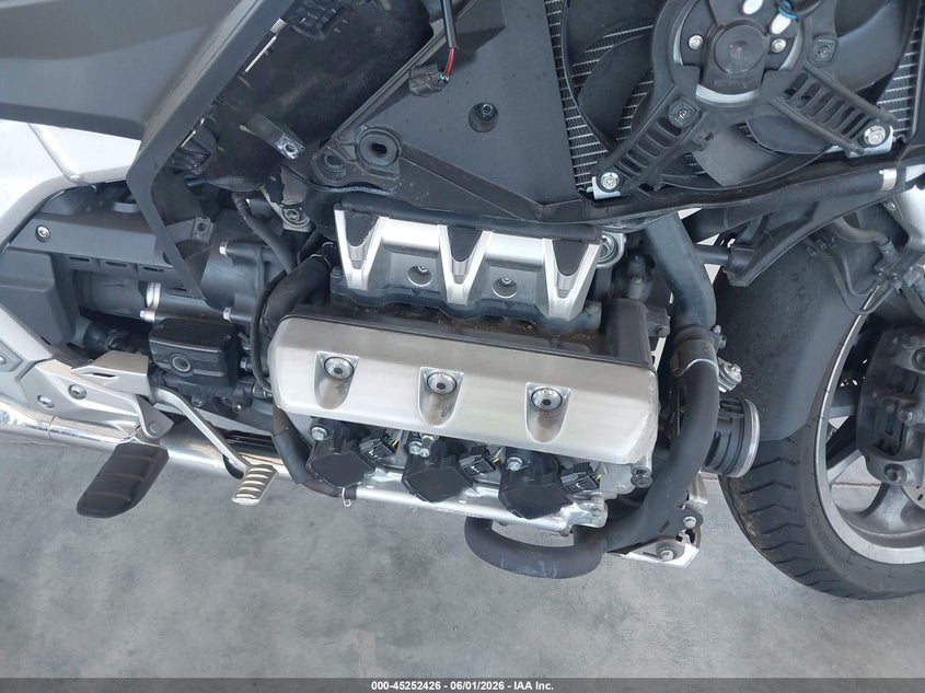 2018 Honda Gl1800c VIN JH2SC7909JK001866 IAAI salvage auction — LEFT & RIGHT, Salvage Title, sold $8,350 on 2026-07-15 (photo 8)