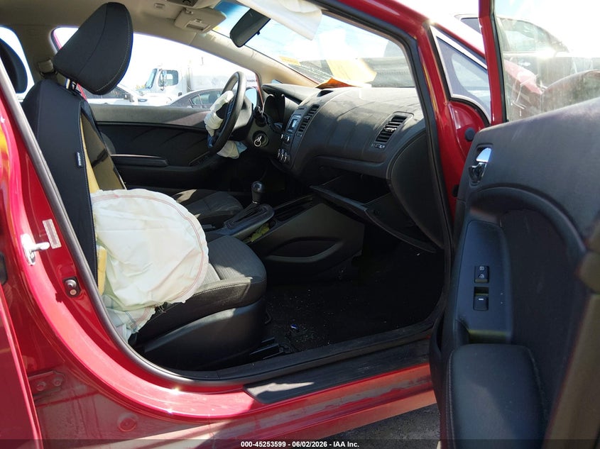 2015 Kia Forte VIN KNAFX4A61F5332330 IAAI salvage auction — FRONT END, Salvage Title, sold $550 on 2026-08-01 (photo 5)