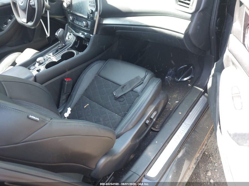 2017 Nissan Maxima VIN 1N4AA6AP1HC449543 IAAI salvage auction — NORMAL WEAR, Salvage Title, sold $7,175 on 2026-07-07 (photo 5)
