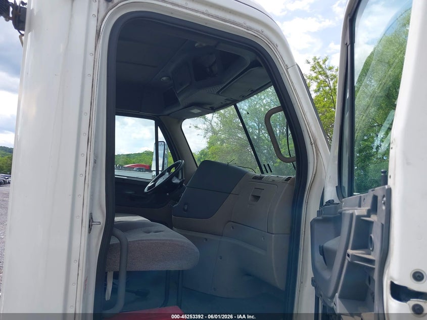 2012 Freightliner Cascadia 113 VIN 1FUBGADV9CSBS4949 IAAI salvage auction — SIDE, Clear (Pennsylvania), sold $2,025 on 2026-07-08 (photo 7)