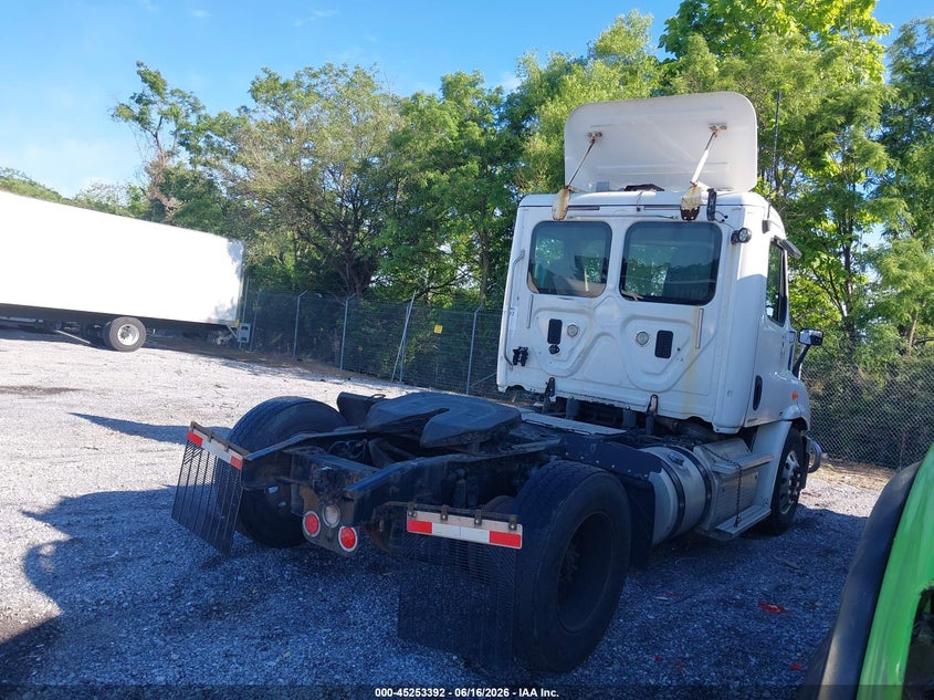 2012 Freightliner Cascadia 113 VIN 1FUBGADV9CSBS4949 IAAI salvage auction — SIDE, Clear (Pennsylvania), sold $2,025 on 2026-07-08 (photo 4)