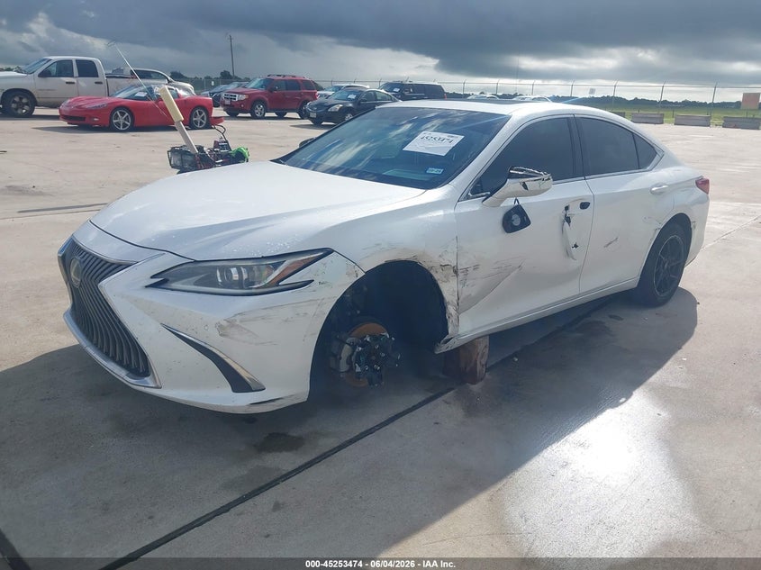 2019 Lexus ES VIN 58ABZ1B1XKU042783 IAAI salvage auction — LEFT FRONT, Salvage Title, sold $13,500 on 2026-07-31 (photo 2)