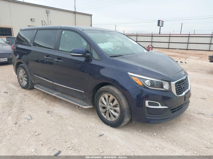 2021 Kia SEDONA VIN KNDMB5C16M6673777 IAAI salvage auction — LEFT FRONT, Salvage Title, sold $2,900 on 2026-09-03 (photo 1)