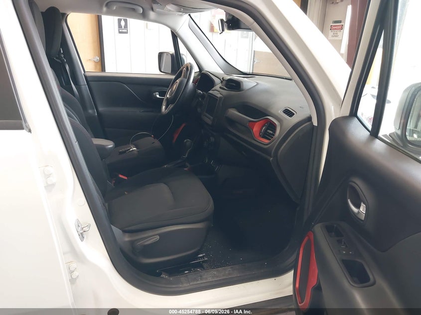 2020 Jeep Renegade VIN ZACNJBC12LPL76441 IAAI salvage auction — REAR END, Salvage (North Dakota), sold $1,550 on 2026-08-13 (photo 5)