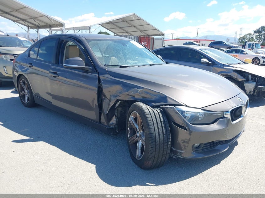 2014 BMW 3er VIN WBA3C1C59EK109535 IAAI salvage auction — RIGHT FRONT, Salvage Title, sold $900 on 2026-08-05 (photo 1)