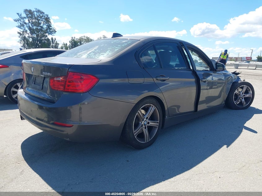 2014 BMW 3er VIN WBA3C1C59EK109535 IAAI salvage auction — RIGHT FRONT, Salvage Title, sold $900 on 2026-08-05 (photo 4)