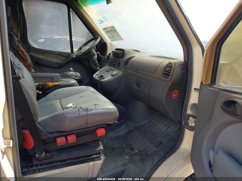 2004 Mercedes-benz Sprinter VIN WD2PD644445659516 IAAI salvage auction — INTERIOR BURN, Salvage (California), sold $3,350 on 2026-07-13 (photo 5)