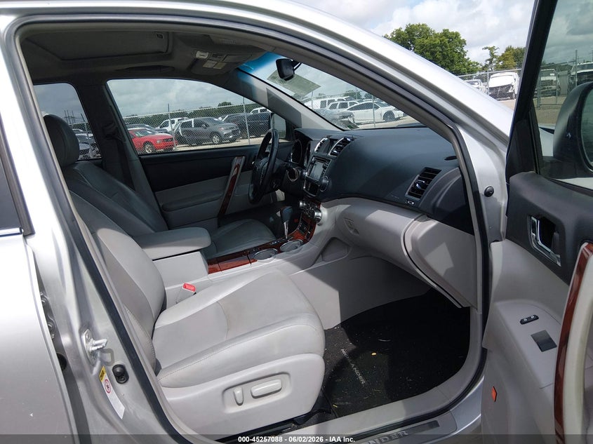 2013 Toyota Highlander VIN 5TDYK3EHXDS112966 IAAI salvage auction — WATER/FLOOD, Salvage Title, sold $1,050 on 2026-07-29 (photo 5)