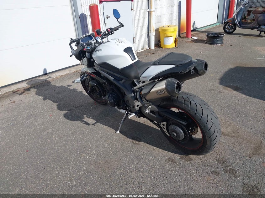 2019 Triumph motorcycle Speed triple VIN SMTN53P48KJ916537 IAAI salvage auction — ENGINE DAMAGE, Mv-907A (New York), sold $1,800 on 2026-07-07 (photo 3)