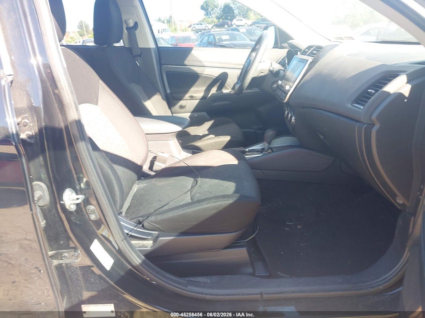 2021 Mitsubishi Outlander VIN JA4ARUAUXMU002804 IAAI salvage auction — VANDALISM, Salvage Title, sold $5,600 on 2026-07-17 (photo 5)