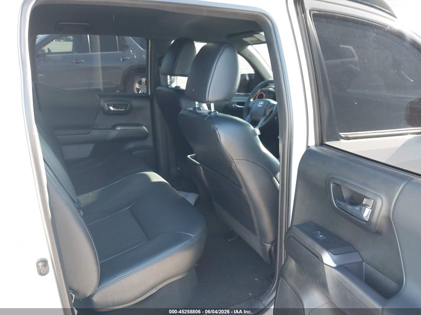 2018 Toyota Tacoma VIN 5TFCZ5AN8JX125704 IAAI salvage auction — FRONT & REAR, Salvage Title, sold $13,300 on 2026-08-03 (photo 8)