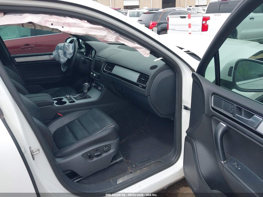 2017 Volkswagen Touareg VIN WVGRF7BP2HD006276 IAAI salvage auction — FRONT END, Salvage Title, sold $1,250 on 2026-07-08 (photo 5)