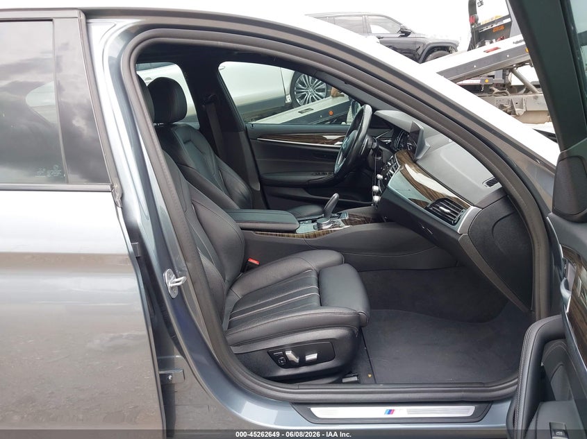 2019 BMW 5er VIN WBAJE5C53KWW11339 IAAI salvage auction — WATER/FLOOD, Salvage Title, sold $13,700 on 2026-08-20 (photo 5)