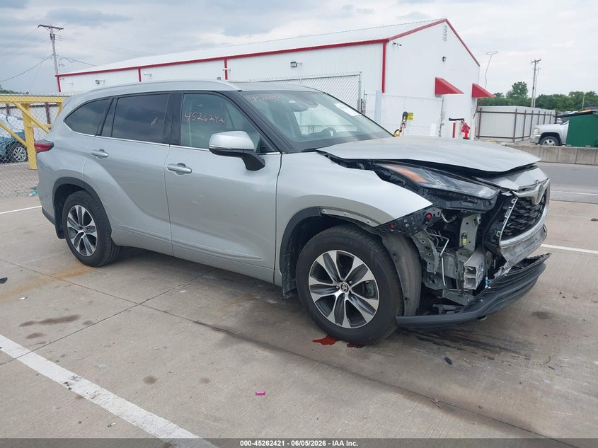 2022 Toyota Highlander VIN 5TDGZRBH6NS593041 IAAI salvage auction — FRONT END, Salvage Title, sold $18,100 on 2026-07-10 (photo 1)