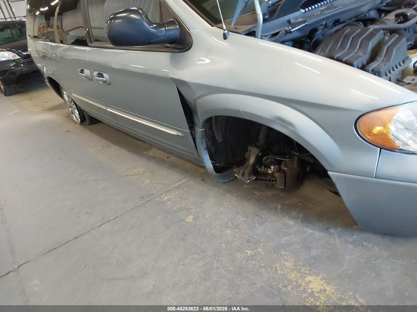 2003 Chrysler Town & country VIN 2C8GT64L13R162483 IAAI salvage auction — THEFT, Salvage (Oregon), sold $300 on 2026-07-09 (photo 6)