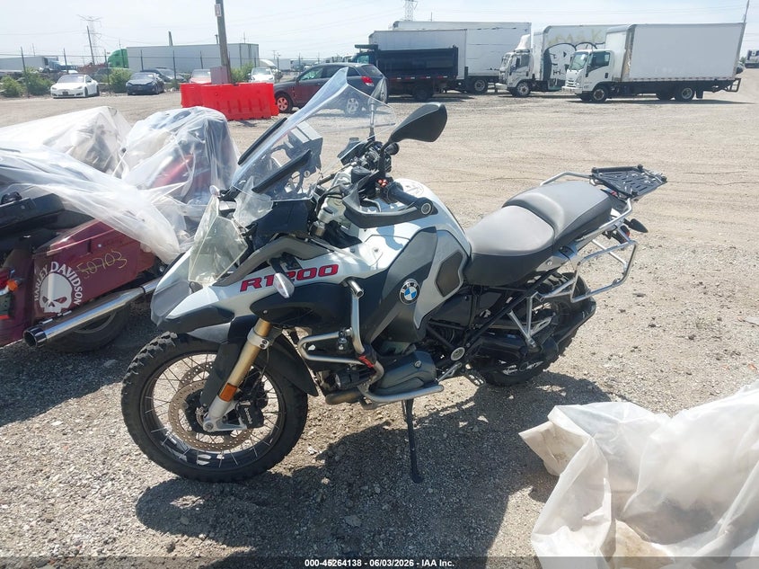 2016 BMW R 1200 VIN WB10A1203GZ666675 IAAI salvage auction — SIDE, Salvage (Illinois), sold $5,200 on 2026-07-07 (photo 2)