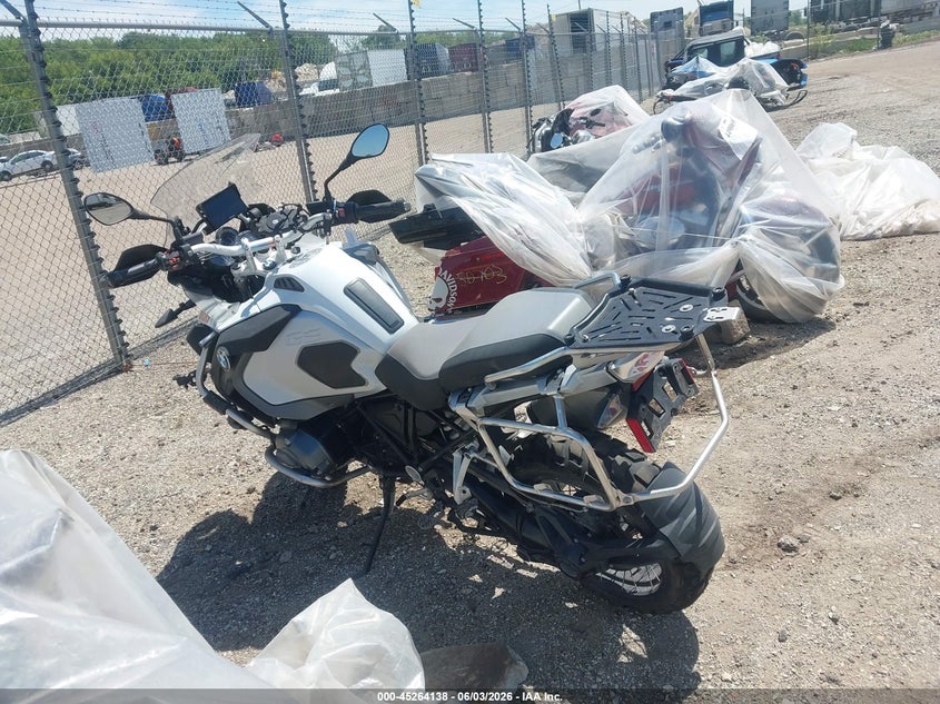 2016 BMW R 1200 VIN WB10A1203GZ666675 IAAI salvage auction — SIDE, Salvage (Illinois), sold $5,200 on 2026-07-07 (photo 3)