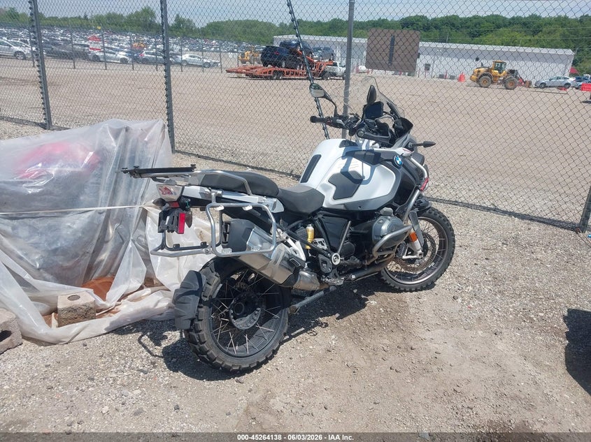2016 BMW R 1200 VIN WB10A1203GZ666675 IAAI salvage auction — SIDE, Salvage (Illinois), sold $5,200 on 2026-07-07 (photo 4)
