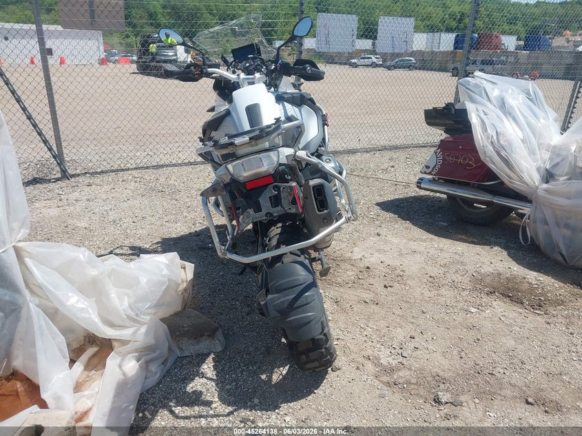 2016 BMW R 1200 VIN WB10A1203GZ666675 IAAI salvage auction — SIDE, Salvage (Illinois), sold $5,200 on 2026-07-07 (photo 6)