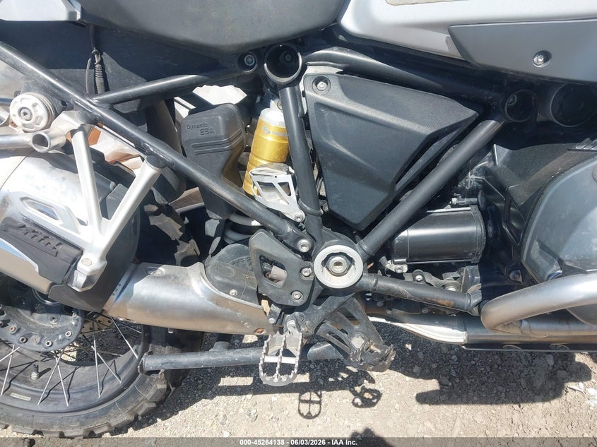 2016 BMW R 1200 VIN WB10A1203GZ666675 IAAI salvage auction — SIDE, Salvage (Illinois), sold $5,200 on 2026-07-07 (photo 8)