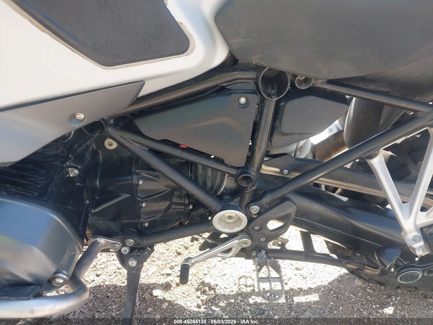 2016 BMW R 1200 VIN WB10A1203GZ666675 IAAI salvage auction — SIDE, Salvage (Illinois), sold $5,200 on 2026-07-07 (photo 9)