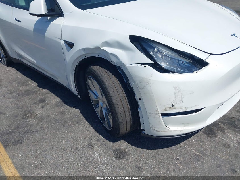 2020 Tesla Model y VIN 5YJYGDEE8LF054498 IAAI salvage auction — RIGHT FRONT, Salvage Title, sold $9,400 on 2026-07-13 (photo 6)