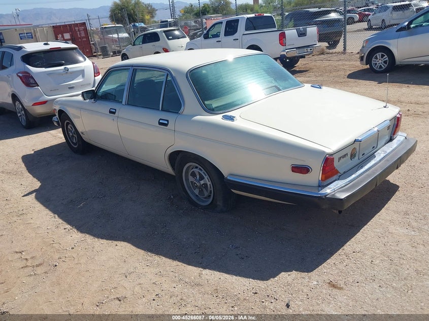 1987 Jaguar Xj series VIN SAJAV1343HC463885 IAAI salvage auction — NORMAL WEAR, Clear (Arizona), sold $1,825 on 2026-07-16 (photo 3)