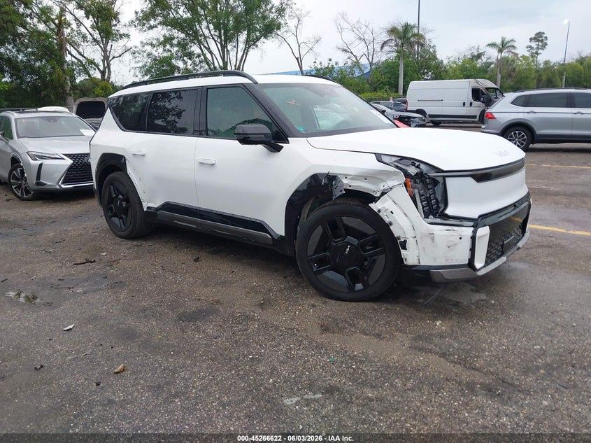 2024 Kia Ev9 VIN KNDAEFS57R6026123 IAAI salvage auction — RIGHT FRONT, Salvage Title, sold $19,300 on 2026-07-30 (photo 1)