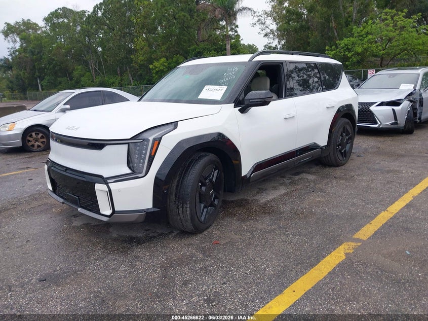 2024 Kia Ev9 VIN KNDAEFS57R6026123 IAAI salvage auction — RIGHT FRONT, Salvage Title, sold $19,300 on 2026-07-30 (photo 2)