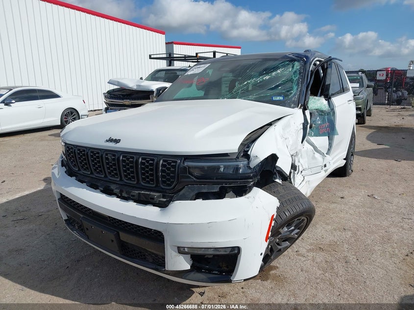 2025 Jeep Grand cherokee VIN 1C4RJKEG8S8660040 IAAI salvage auction — LEFT SIDE, Wait Title, sold $11,800 on 2026-08-11 (photo 2)