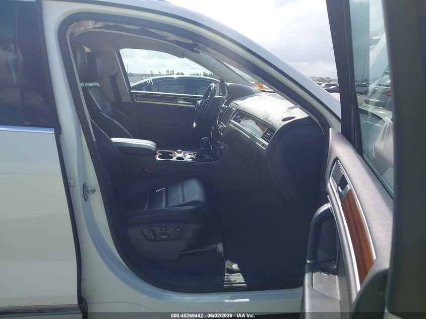 2016 Volkswagen Touareg VIN WVGEF9BP7GD001146 IAAI salvage auction — FRONT END, Salvage Title, sold $650 on 2026-08-13 (photo 5)