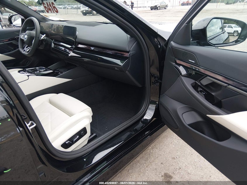 2026 BMW 5er VIN WBA13FK07TCX10136 IAAI salvage auction — ALL OVER, Salvage Title, sold $40,200 on 2026-08-17 (photo 5)