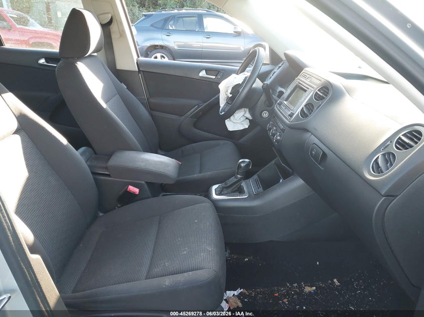 2017 Volkswagen Tiguan VIN WVGAV7AXXHK048692 IAAI salvage auction — FRONT END, Salvage Title, sold $225 on 2026-07-09 (photo 5)