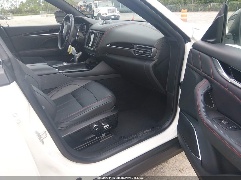 2024 Maserati Levante VIN ZN661XUM5RX444443 IAAI salvage auction — LEFT & RIGHT, Salvage Title, sold $24,000 on 2026-07-06 (photo 5)
