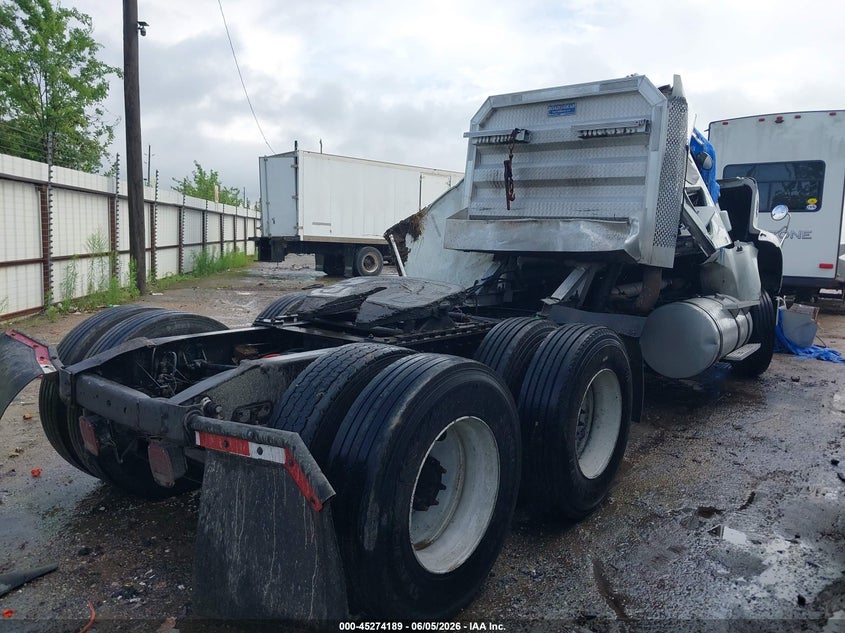 2001 International 9000-series VIN 2HSCEAER81C000714 IAAI salvage auction — ROLLOVER, Salvage (Texas), sold $3,850 on 2026-07-08 (photo 4)