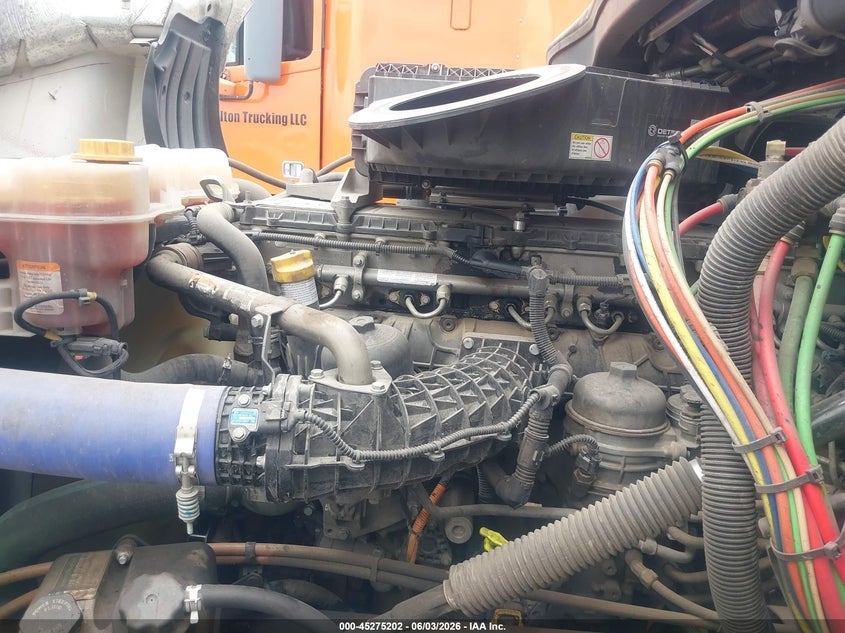 2023 Freightliner New cascadia 126 VIN 3AKNHHDR9PSUA8438 IAAI salvage auction — SIDE, Clear (Utah), sold $11,000 on 2026-07-15 (photo 9)