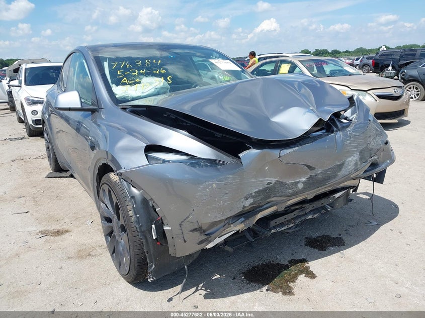 2024 Tesla Model y VIN 7SAYGDEFXRA327636 — IAAI salvage auction photo