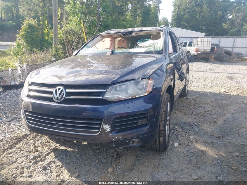 2014 Volkswagen Touareg VIN WVGEP9BP4ED010722 IAAI salvage auction — ROLLOVER, Salvage Title, sold $650 on 2026-07-28 (photo 2)