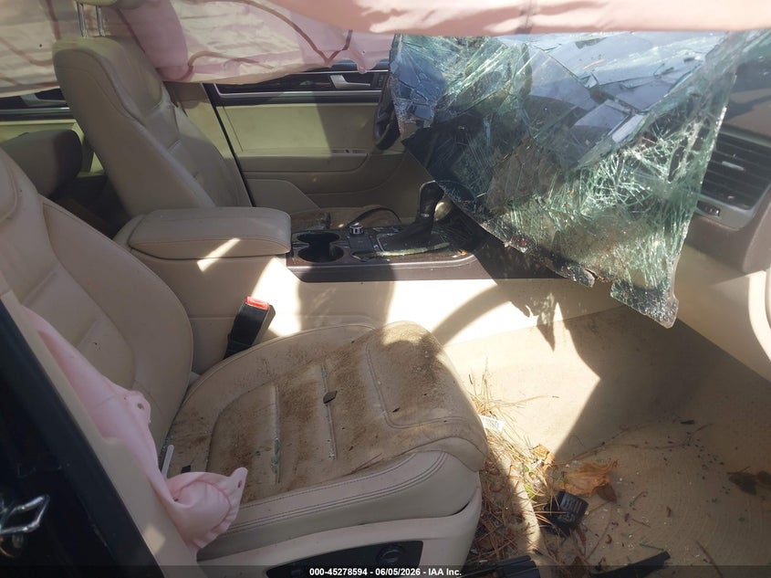 2014 Volkswagen Touareg VIN WVGEP9BP4ED010722 IAAI salvage auction — ROLLOVER, Salvage Title, sold $650 on 2026-07-28 (photo 5)