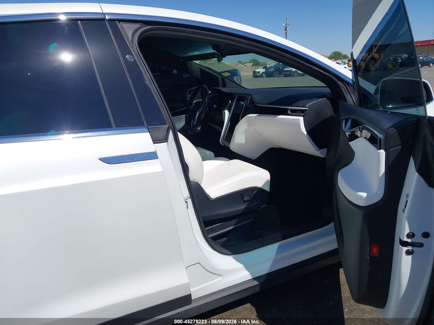 2017 Tesla Model x VIN 5YJXCBE2XHF067391 IAAI salvage auction — LEFT SIDE, Salvage Title, sold $7,100 on 2026-07-21 (photo 5)