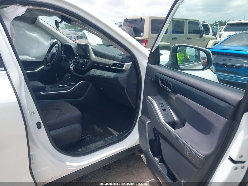 2023 Toyota Highlander VIN 5TDKDRAH8PS008988 IAAI salvage auction — SIDE, Salvage (Texas), sold $11,900 on 2026-07-22 (photo 5)