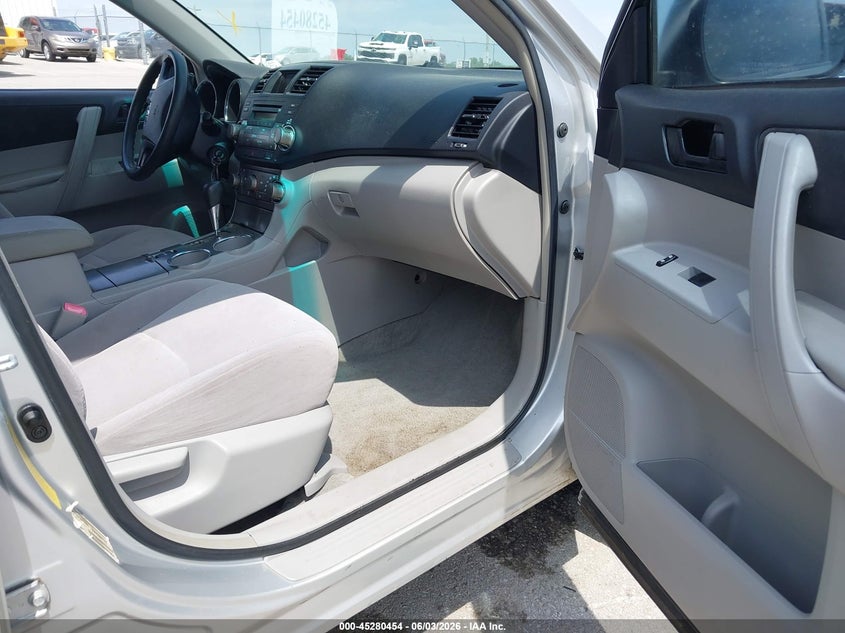 2008 Toyota Highlander VIN JTEDS41A282030669 IAAI salvage auction — LEFT SIDE, Salvage (Missouri), sold $2,750 on 2026-07-09 (photo 5)