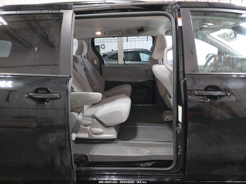 2020 Toyota Sienna VIN 5TDKZ3DC3LS052132 IAAI salvage auction — REAR END, Salvage Title, sold $3,800 on 2026-07-24 (photo 8)