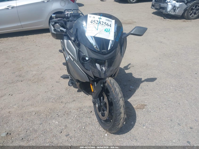 2019 BMW K 1600 VIN WB10F5302KZG18331 IAAI salvage auction — FRONT END, Salvage Title, sold $25 on 2026-07-21 (photo 5)