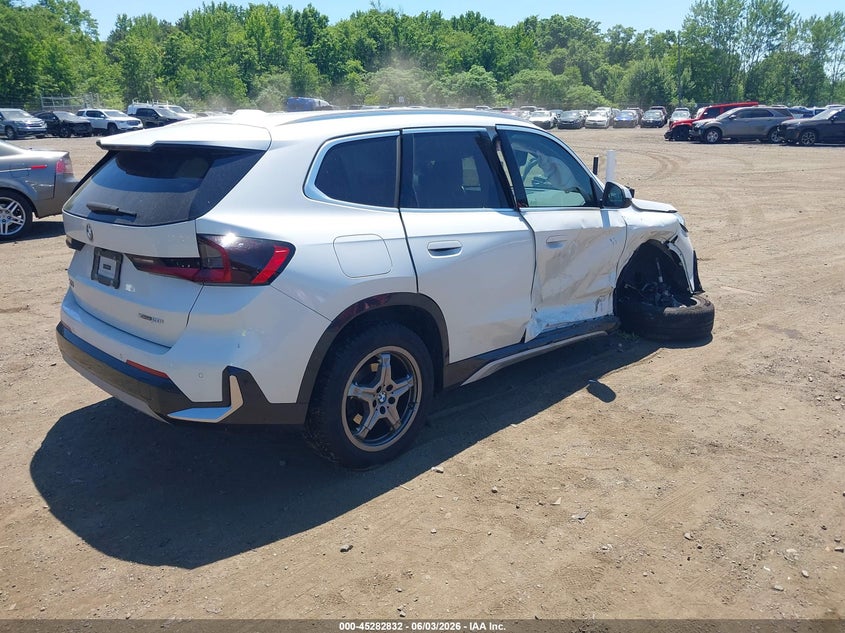 2024 BMW X1 VIN WBX73EF08R5Z52838 IAAI salvage auction — LEFT & RIGHT, Salvage Title, sold $10,300 on 2026-08-19 (photo 4)