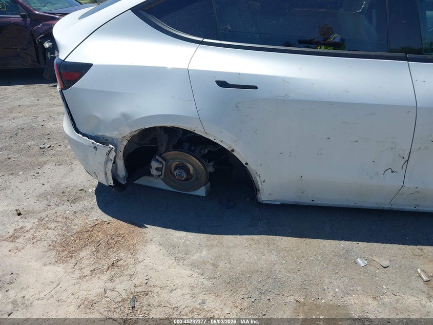 2022 Tesla Model y VIN 7SAYGDEE4NF440065 IAAI salvage auction — LEFT & RIGHT, Salvage Title, sold $7,975 on 2026-07-30 (photo 6)